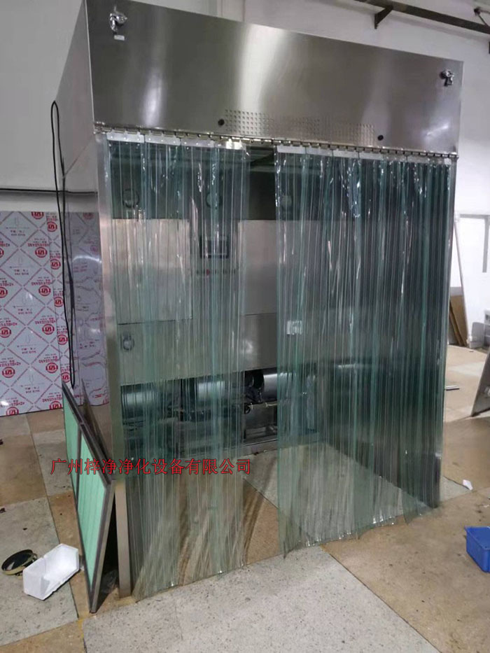 潔凈層流采樣車具體要求；從室內(nèi)空氣經(jīng)過初效過濾器，從高效空氣過濾器出風(fēng)，配無隔板高效過濾器過濾效率為：99.99@0.3μm和G4級(jí)初效過濾器，確保凈化級(jí)別，靜態(tài)100級(jí)美聯(lián)邦209E標(biāo)準(zhǔn)；