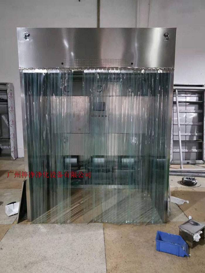 潔凈層流采樣車具體要求；從室內(nèi)空氣經(jīng)過初效過濾器，從高效空氣過濾器出風(fēng)，配無隔板高效過濾器過濾效率為：99.99@0.3μm和G4級(jí)初效過濾器，確保凈化級(jí)別，靜態(tài)100級(jí)美聯(lián)邦209E標(biāo)準(zhǔn)；