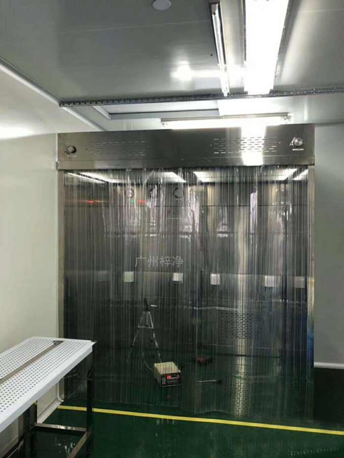 負壓稱量罩負壓稱量室內(nèi)空氣經(jīng)初效過濾器、中效過濾器，由離心風(fēng)機壓入靜壓箱，在經(jīng)高效過濾器后從氣流擴散送風(fēng)單元出風(fēng)面吹出