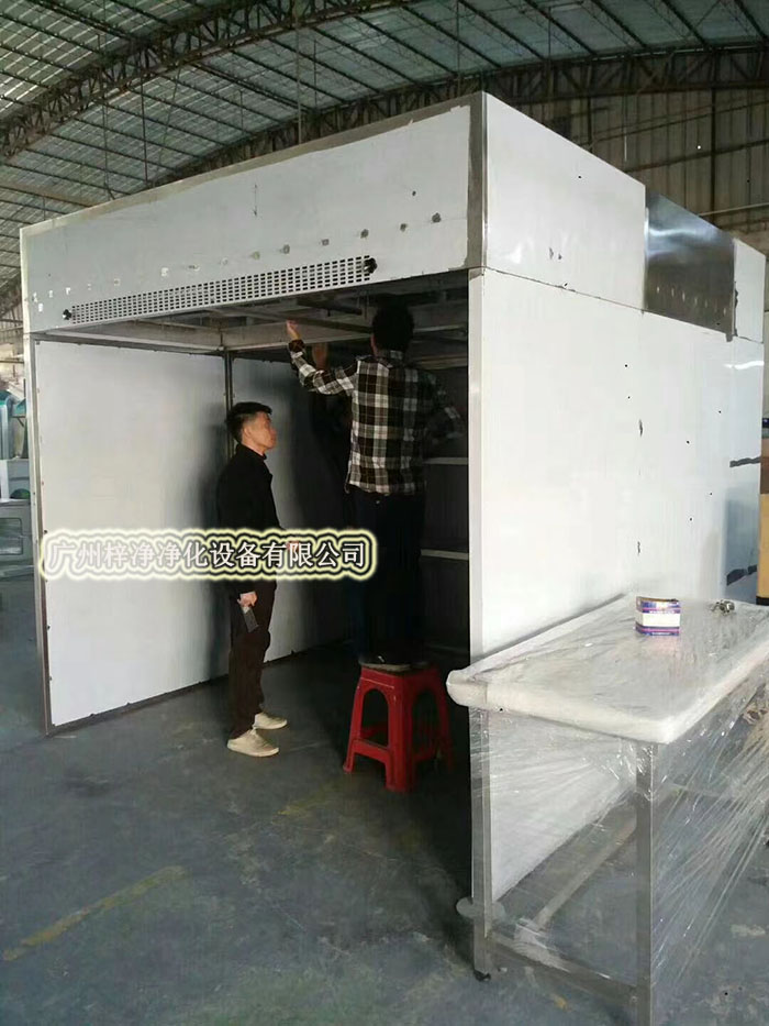 負(fù)壓稱量房又稱作負(fù)壓稱量間、負(fù)壓稱量室、負(fù)壓稱量罩或負(fù)壓稱量單元